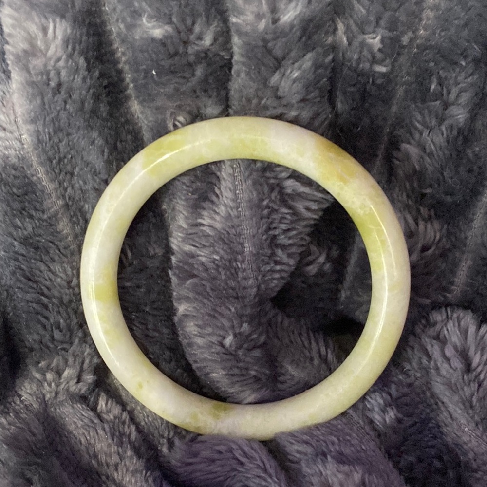 Elegant Light Green Jade Bracelet with Polished Finish (man made)